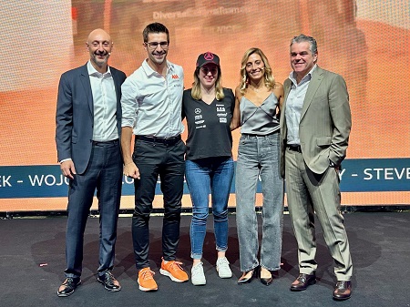 Alexandre Bregantim, Sabina Oriani y Roberto Righi con los pilotos Martin Martin Macík y Bia Figueiredo