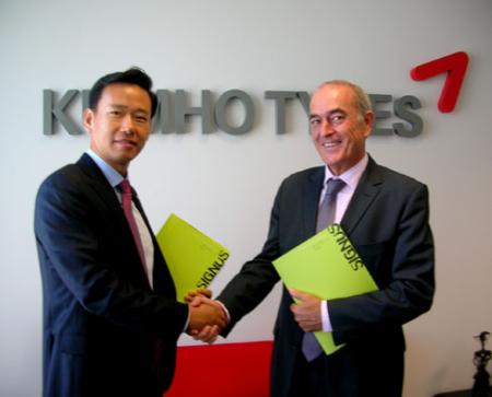 Kumho firma por Signus