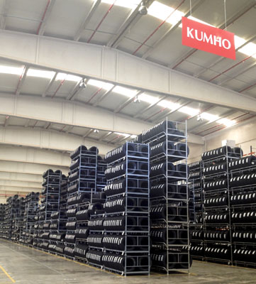 Kumho inaugura su primer almacén propio en España