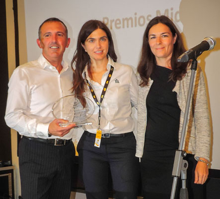 José Sedano recibiendo el premio proveedor de Midas