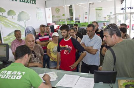 Más de 200 personas acudieron a recoger gratis sus neumáticos ecológicos