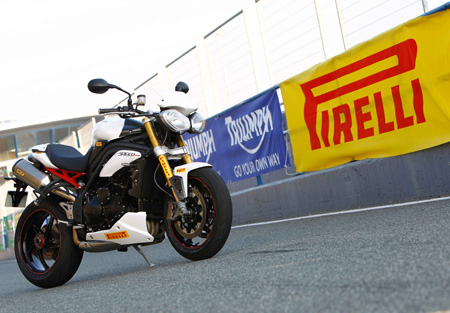 Triumph Speed Triple R incorpora los Pirelli Diablo Supercorsa